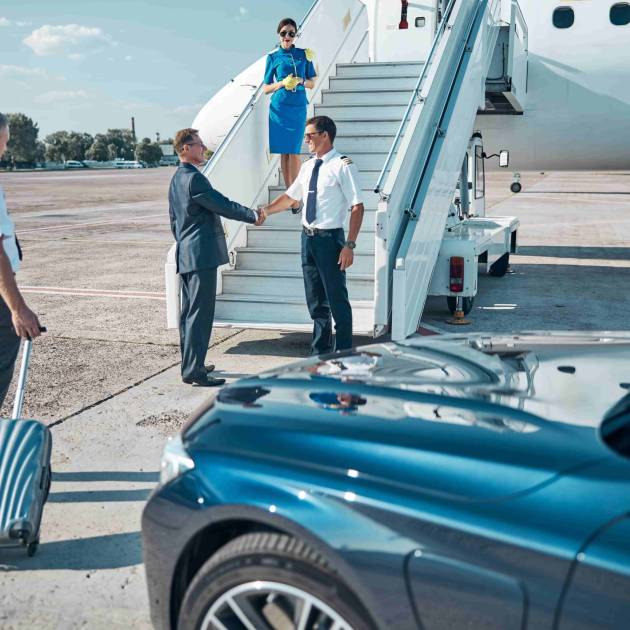 jet-staff-meeting-vip-passenger-on-stairway-2024-10-18-09-22-27-utc-min